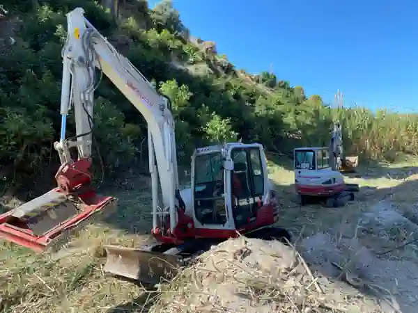 Mini retroexcavadora en obra