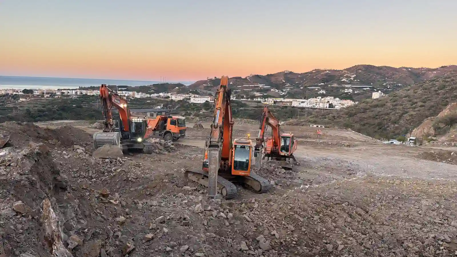 Flota de excavadoras y maquinaria Benitico trabajando en la Axarquía