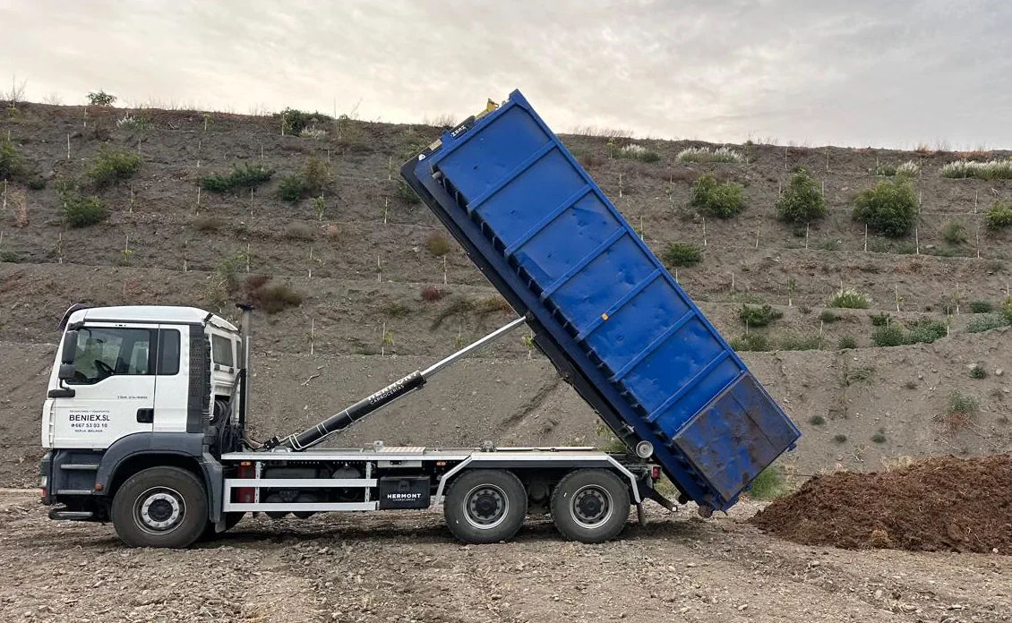 Camión dumper y cuba de agua para obras
