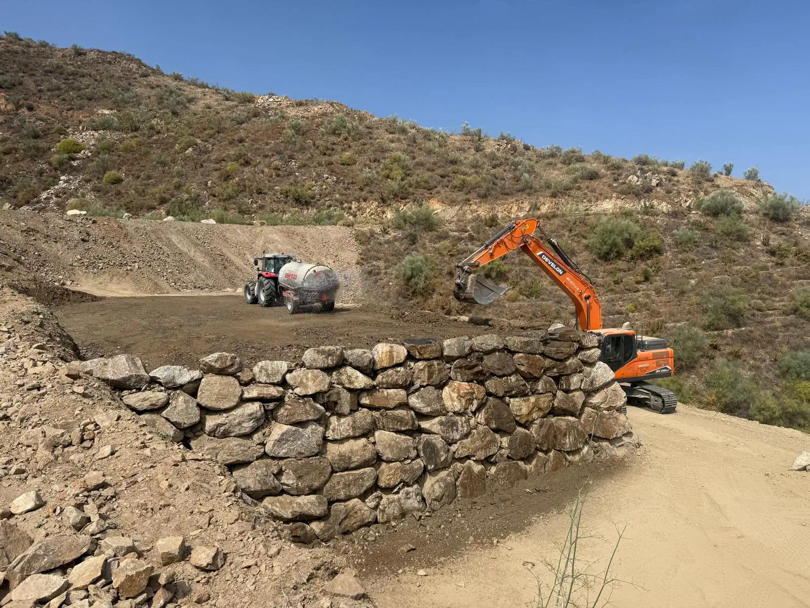 Camión Dumper y Cuba de Agua en Nerja