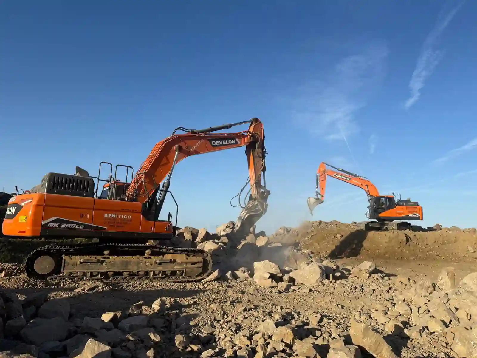 Maquinaria pesada Excavaciones Benitico en acción en la Axarquía