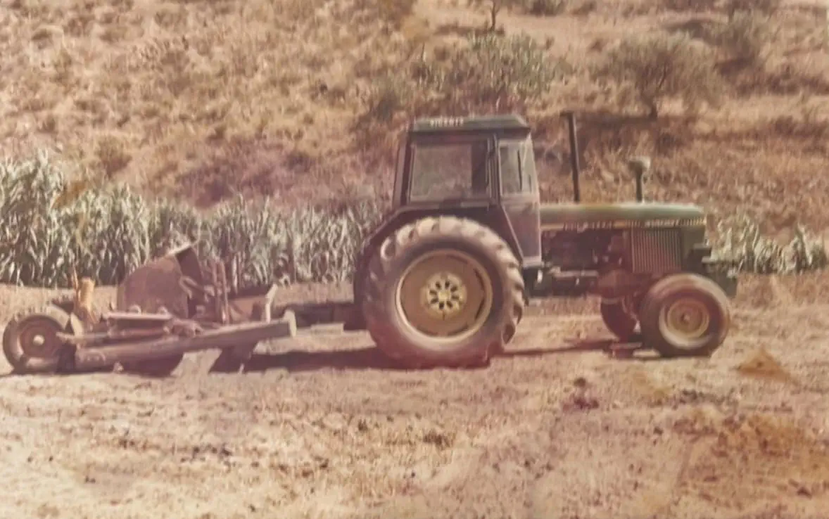 Orígenes y fundación familiar de Excavaciones Benitico en los años 90 con maquinaria retro en Andalucía