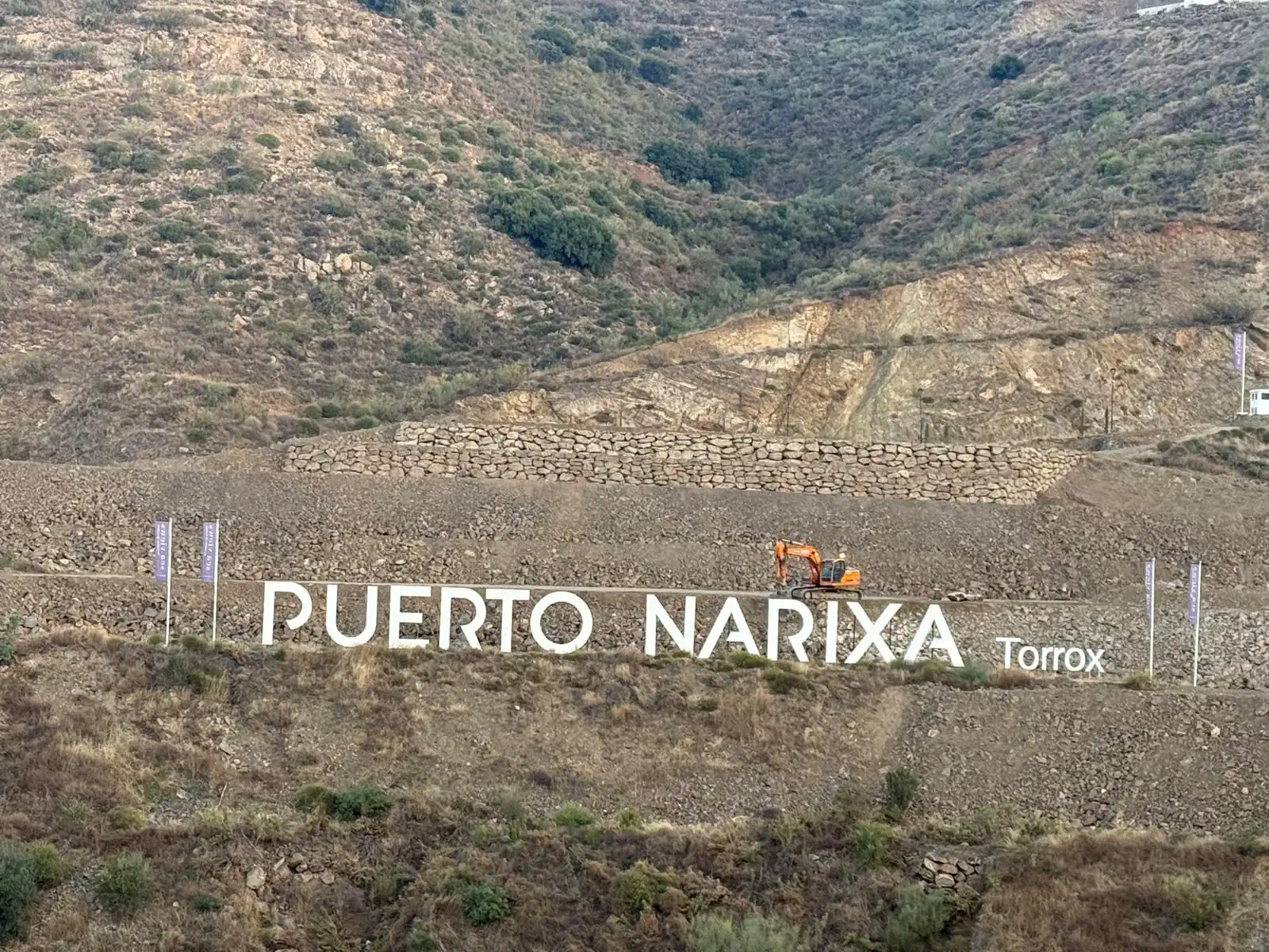 Excavadora en terreno rocoso