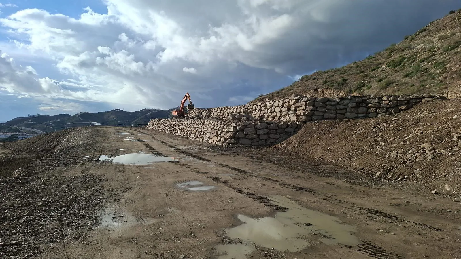 Equipo profesional de Excavaciones Benitico con su flota técnica de maquinaria en la comarca de la Axarquía, Málaga